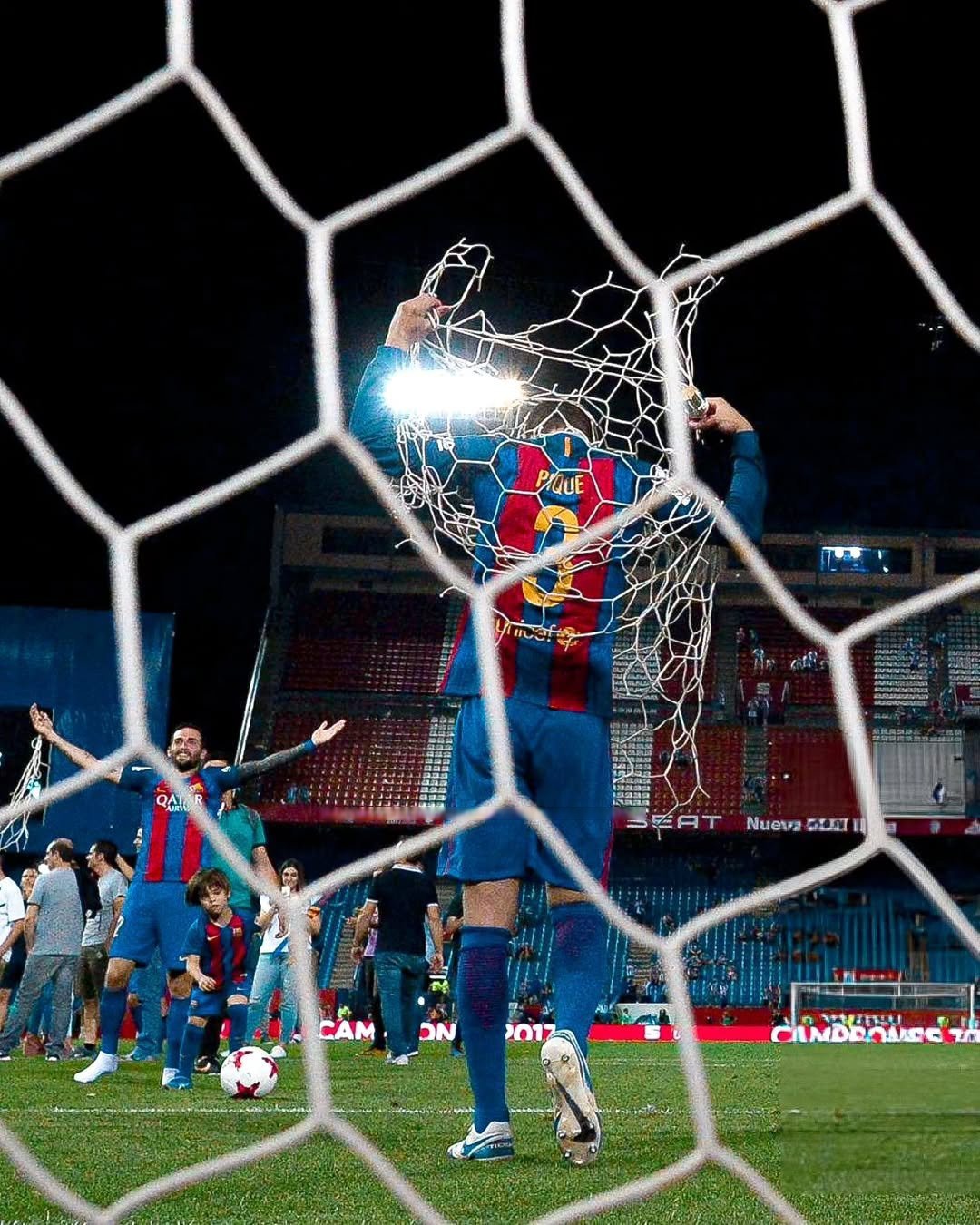 德罗巴意外战胜西班牙队,比赛局势复杂引爆全场!上演精彩一战 德罗巴意外战胜西班牙队,比赛局势复杂引爆全场!上演精彩一战