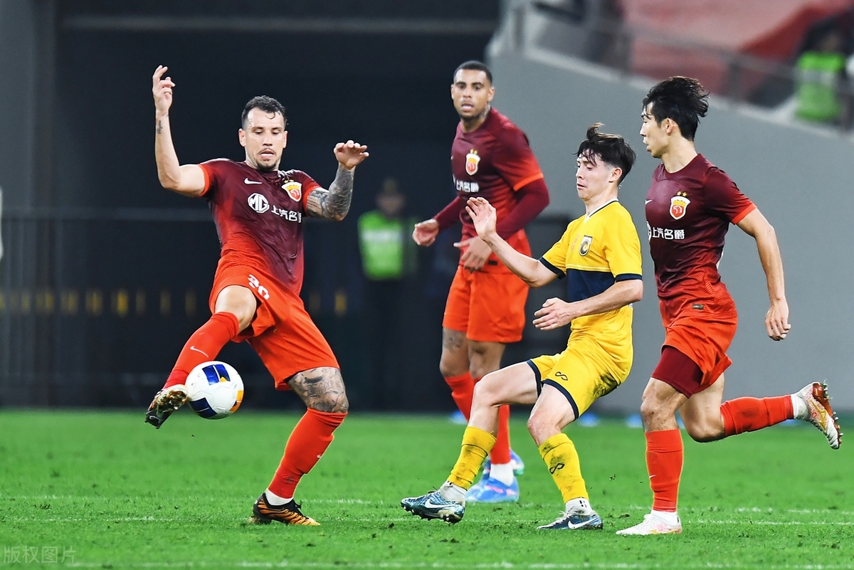 里昂训练开放日，清晨再遭质疑引欢呼，葡超在即，身体对抗强度拉满(葡超直播在线观看)